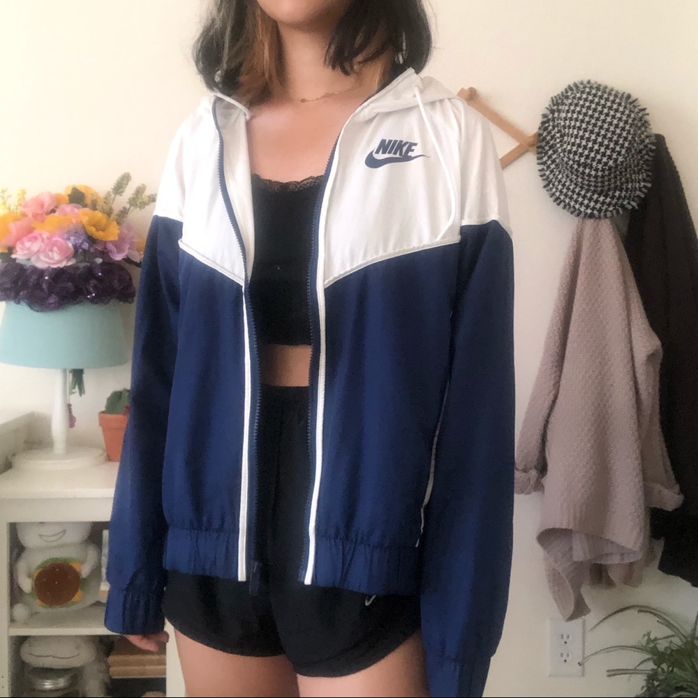 NIKE WOMANS BLUE AND WHITE WINDBREAKER💙